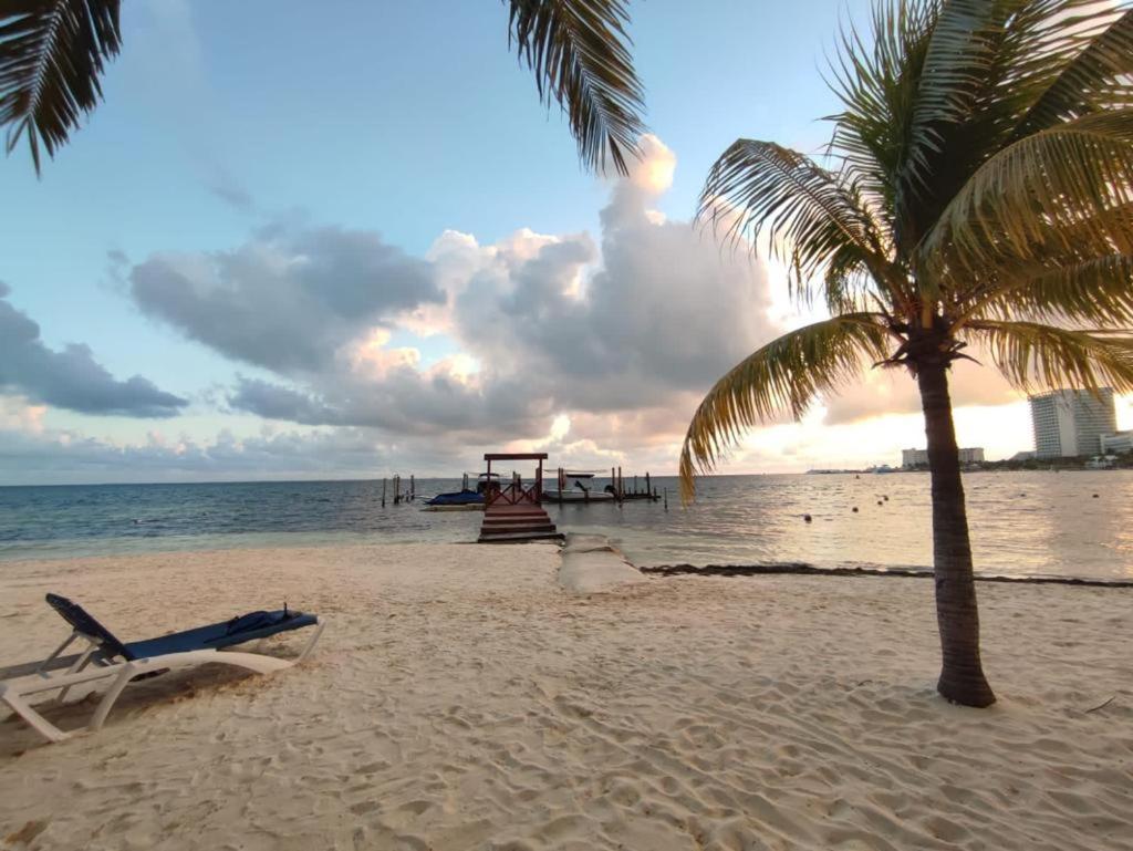 Front Beach Private Room With Shared Bathroom Канкун Екстер'єр фото