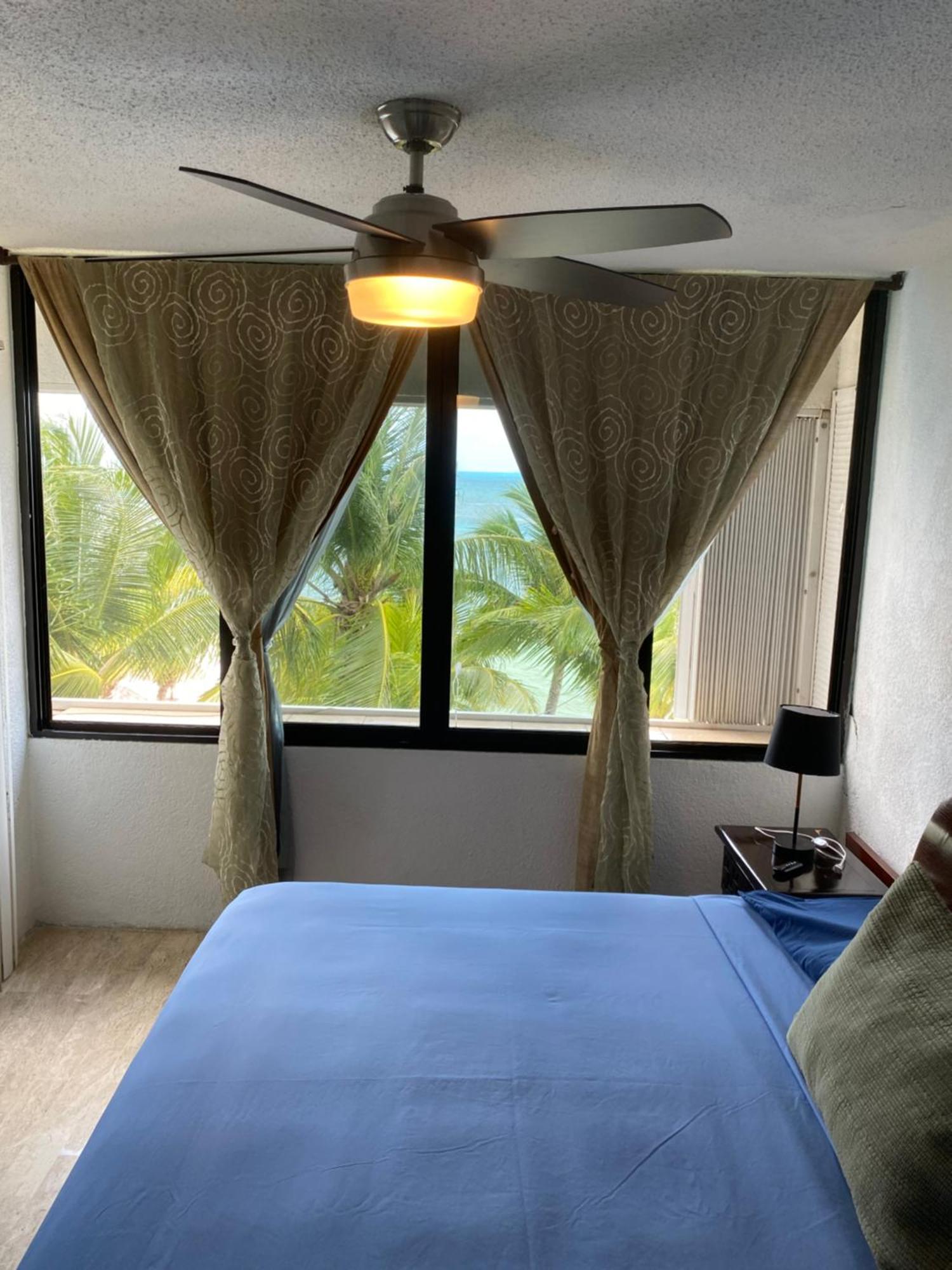Front Beach Private Room With Shared Bathroom Канкун Екстер'єр фото